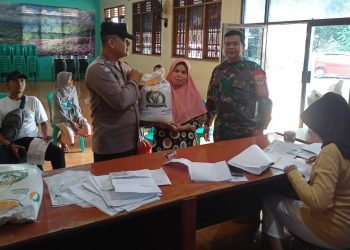 Bhabinkamtibmas dan Babinsa Kelurahan Sawah Baru Jaga Kelancaran Distribusi Bantuan Pangan