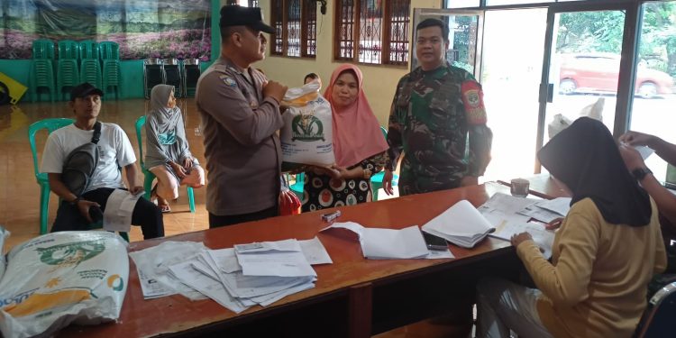 Bhabinkamtibmas dan Babinsa Kelurahan Sawah Baru Jaga Kelancaran Distribusi Bantuan Pangan