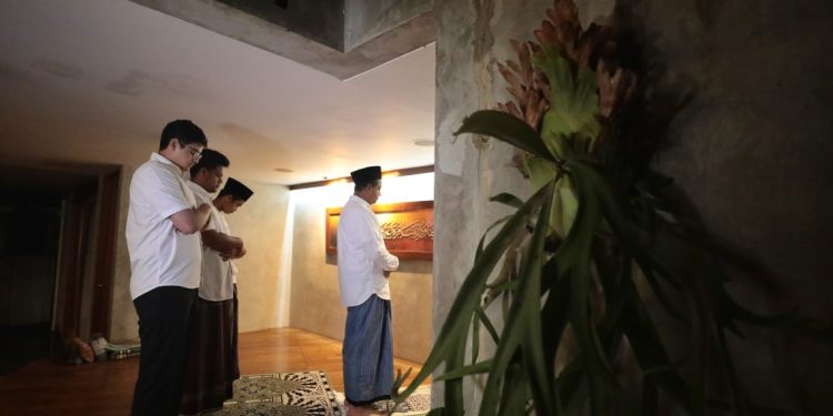 Sebelum Ke TPS 060, Anies Baswedan Salat Subuh Berjamaah bersama Keluarga