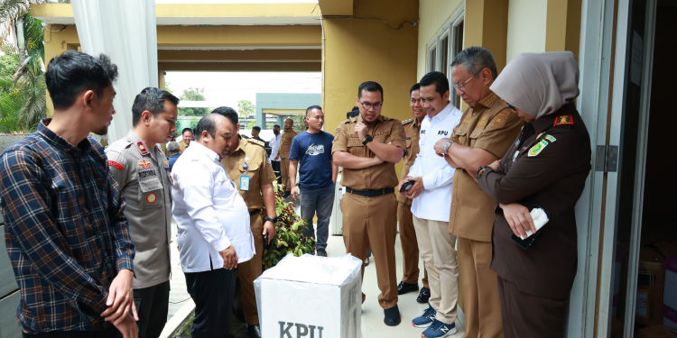 Benyamin Davnie dan Pilar Cek Kesiapan Logistik Pemilu 2024 di Tangerang Selatan