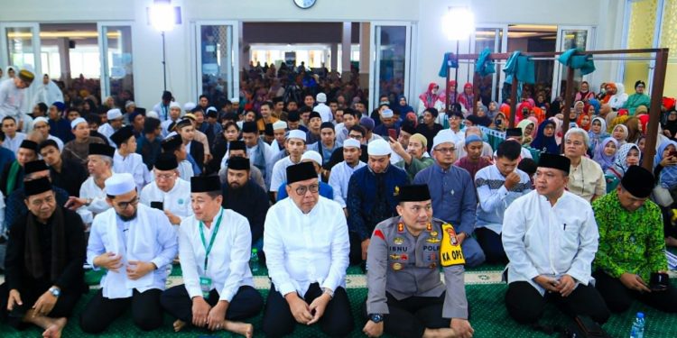 Diisi Tausyiah Ustadz Adi Hidayat, Benyamin Davnie Hadiri Tabligh Akbar