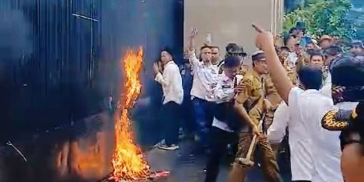 Demo APDESI Ricuh, Polda Metro Selidiki Aksi Perusakan Gerbang DPR RI