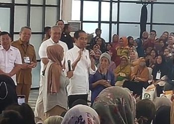 Jokowi Bagikan Bantuan Cadangan Pangan Beras kepada Warga Serpong