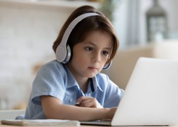 Risiko Menggunakan Headphone pada Anak yang Wajib Kamu Tahu