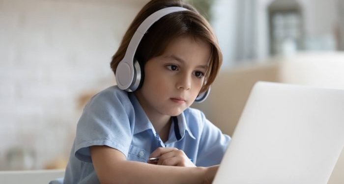 Risiko Menggunakan Headphone pada Anak yang Wajib Kamu Tahu