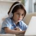 Risiko Menggunakan Headphone pada Anak yang Wajib Kamu Tahu