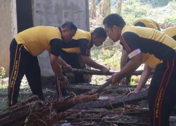Polres Tangsel Gelar Kerja Bakti Bersih-bersih Lingkungan dan Tempat Ibadah di Asrama Polisi Pakujaya