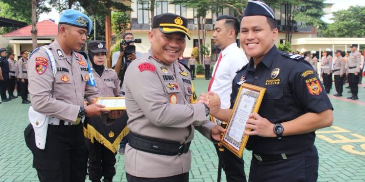 Kapolres Tangsel Beri Penghargaan kepada 27 Personel, Dua Diantaranya Dapat Tiket Umroh