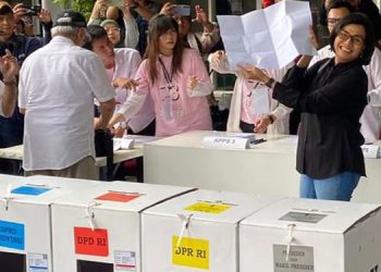 Nyoblos di TPS 73 Pondok Aren, Menkeu Sri Mulyani Minta Maaf ke Tetangga