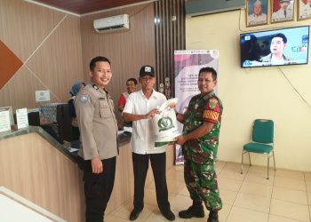 Bhabinkamtibmas Polsek Legok Monitoring Pembagian Beras di Desa Serdang Wetan