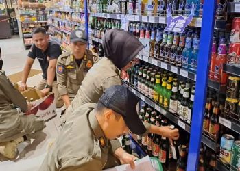 Satpol-PP Tangsel Amankan Ribuan Miras dari Supermarket Duta Buah Segar Alam Sutera