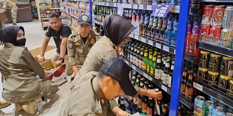 Satpol-PP Tangsel Amankan Ribuan Miras dari Supermarket Duta Buah Segar Alam Sutera