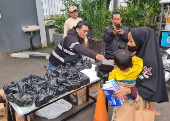 Alumni SMAN 26 Jakarta Bagi Ratusan Takjil
