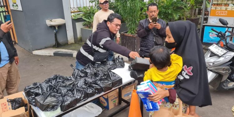 Alumni SMAN 26 Jakarta Bagi Ratusan Takjil