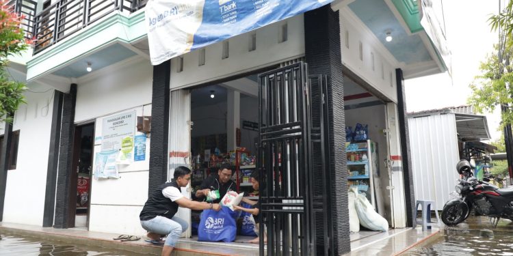 Tanggap Bencana Banjir, BRI Peduli Salurkan Bantuan Bagi Warga Terdampak di Demak