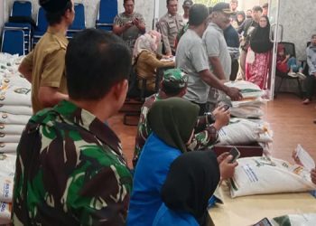 Bhabinkamtibmas-Babinsa Cilenggang Amankan Penyaluran Bansos Kepada 202 Keluarga Penerima