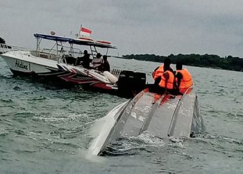 kapal terbalik