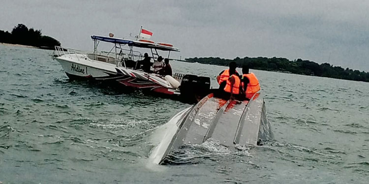 kapal terbalik