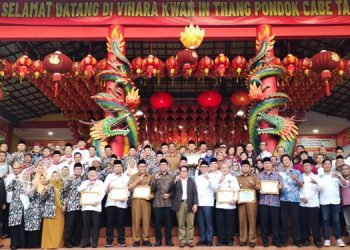 Kemenag Beri Penghargaan Penguatan SDM Pokja KMB di Vihara Kwan In Thang