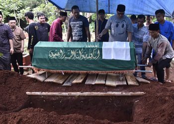 Korban Meninggal Kecelakaan Bus di Tol Cipali Asal Ciputat Telah Dimakamkan