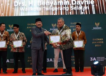 Benyamin Davnie Dianugerahi Penghargaan Kepala Daerah Pendukung Pengelolaan Zakat Terbaik