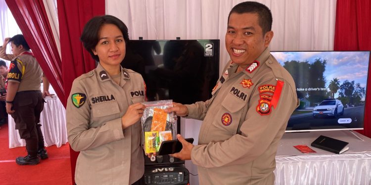 Sie Dokkes Polres Tangsel Periksa Kesehatan dan Bagikan Bekal kepada Anggota Pospam Ops Ketupat Jaya