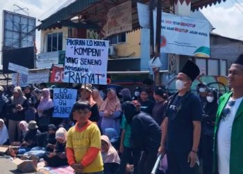 Warga Setu Gelar Aksi Penolakan Penutupan Jalan Oleh BRIN