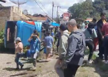 laka lantas bus pariwisata di tarutung