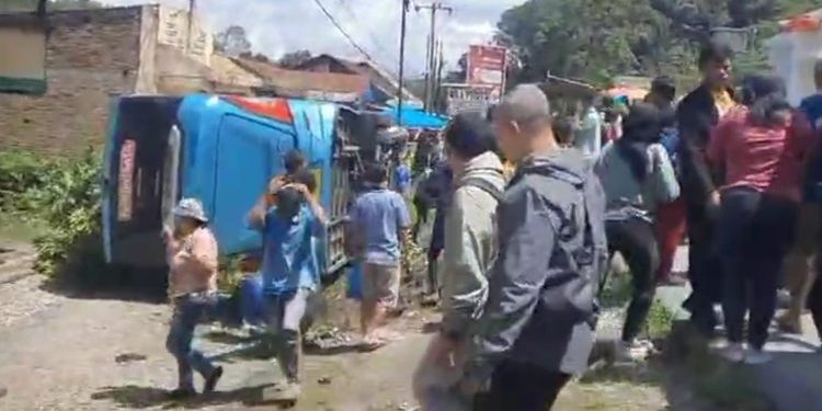 laka lantas bus pariwisata di tarutung