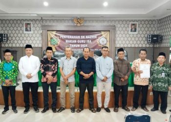 penyerahan SK nazir Makam Guru Isa dok Kemenag