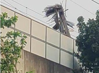 Sebongkah Besi Jatuh Menimpa MRT di Blok M