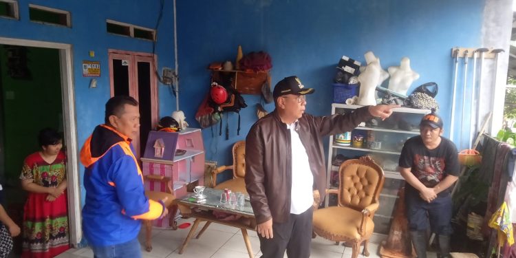 Wali Kota Tangsel Tinjau Bantuan Logistik Kepada Warga Terdampak Banjir