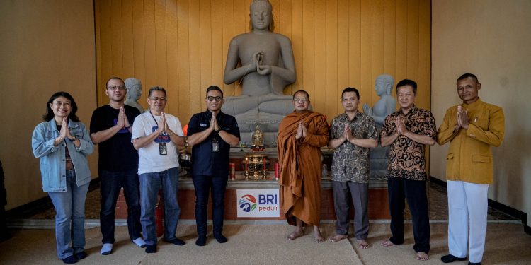 Peringati Hari Raya Waisak, BRI Peduli Salurkan Bantuan Sarana Prasarana Vihara dan Bagikan Sembako untuk Umat Buddha
