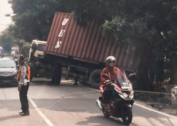Diduga Tak Kuat Nanjak, Truk Tronton Terperosok ke Selokan di Jalan Puspiptek Raya