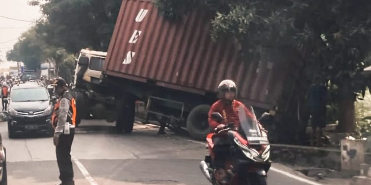 Diduga Tak Kuat Nanjak, Truk Tronton Terperosok ke Selokan di Jalan Puspiptek Raya