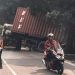Diduga Tak Kuat Nanjak, Truk Tronton Terperosok ke Selokan di Jalan Puspiptek Raya