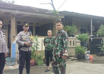 Berangsur Surut, Aparat Bersama Warga Bersihkan Sisa-sisa Banjir di Pesona Serpong