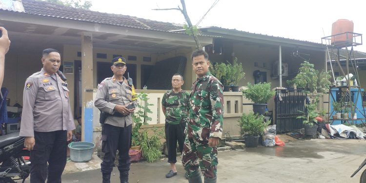 Berangsur Surut, Aparat Bersama Warga Bersihkan Sisa-sisa Banjir di Pesona Serpong
