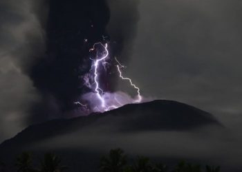 Letusan Gunung Ibu Memicu Badai Vulkanik, Begini Ungkap Pejabat Setempat