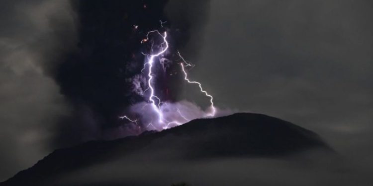 Letusan Gunung Ibu Memicu Badai Vulkanik, Begini Ungkap Pejabat Setempat