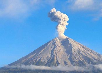 Gunung Semeru Dikonfirmasi 6 Kali Erupsi Hari Ini