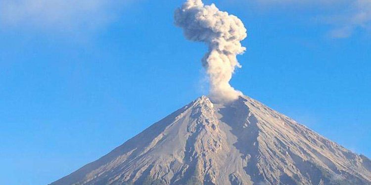 Gunung Semeru Dikonfirmasi 6 Kali Erupsi Hari Ini
