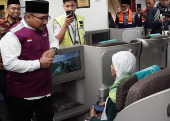 Lepas Keberangkatan Kloter Pertama Jamaah Haji, Menag Berpesan Luruskan Niat dan Jaga Kesehatan