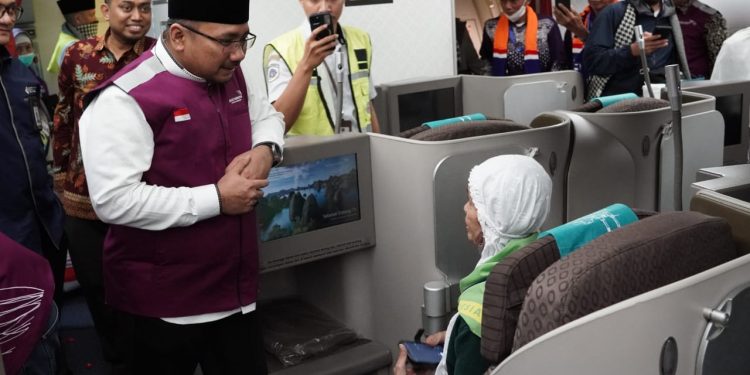 Lepas Keberangkatan Kloter Pertama Jamaah Haji, Menag Berpesan Luruskan Niat dan Jaga Kesehatan