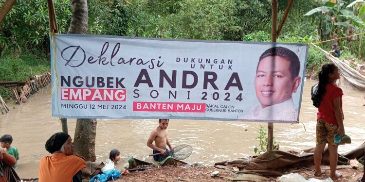 Dukung Andra Soni Jadi Gubernur Banten, Ratusan Warga Ciater Ikuti “Ngubek Empang”