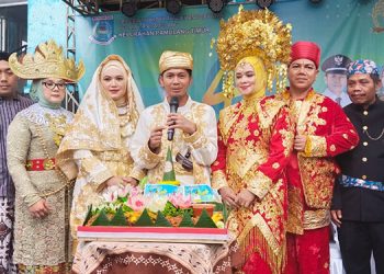 Kenakan Pakaian Adat, Para Peserta Upacara Ramaikan Hari Jadi Ke-44 Pamulang Timur