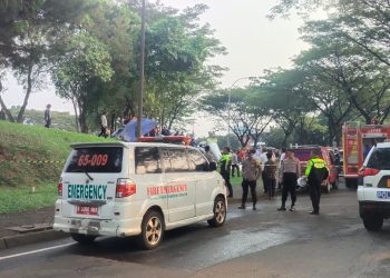Pesawat Jatuh di Lapangan Sunburst BSD, Petugas Evakuasi 2 Korban Terjebak Dalam Pesawat