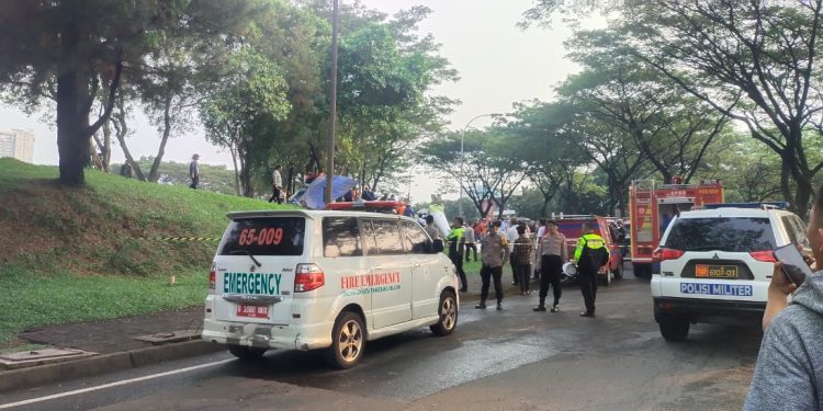 Pesawat Jatuh di Lapangan Sunburst BSD, Petugas Evakuasi 2 Korban Terjebak Dalam Pesawat