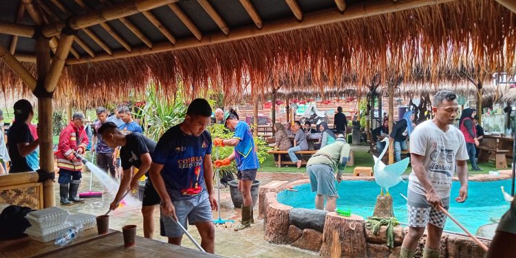 Pasukan Yonkav 9/SDK dan BPBD Tangsel Ikut Kerja Bakti Bersihkan Banjir di Waroeng Lengkong