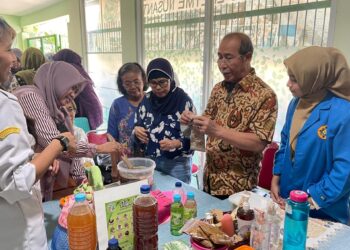 Tata Kelola Keuangan Bank Sampah Produsen Eco Enzyme di Tangerang Selatan